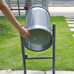 КСХД испоручује први 20фт контејнер челичних уличних канти у САД